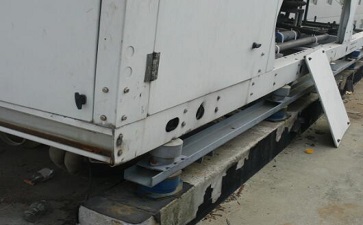 觀園樓商務(wù)酒店附樓房頂安裝有兩臺(tái)螺桿式熱泵機(jī)組及配套水泵3臺(tái)、中央空調(diào)外機(jī)3臺(tái)及配套水泵2臺(tái)。熱泵的風(fēng)機(jī)、電機(jī)，水泵的電機(jī)都是旋轉(zhuǎn)設(shè)備，當(dāng)設(shè)備運(yùn)行時(shí)引起整個(gè)樓面震動(dòng)，據(jù)測(cè)熱泵機(jī)組下方房間內(nèi)噪聲值達(dá)到58dB(A)，有很明顯的振感。 經(jīng)噪聲治理后，熱泵機(jī)組正下方室內(nèi)噪聲值降至40dB(A)以下，達(dá)到晝間標(biāo)準(zhǔn)。